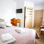 Róża Pokoje&apartamenty *