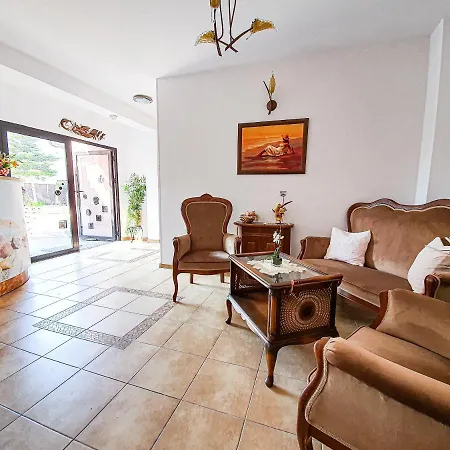 בית אירוח Roza & וובה