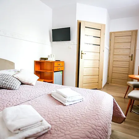 Róża Pokoje&apartamenty *