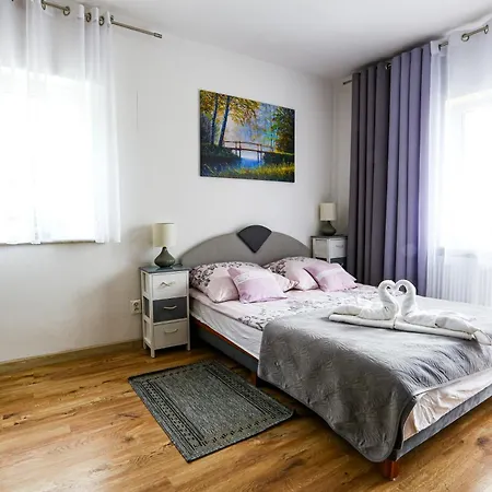 Róża Pokoje&apartamenty *